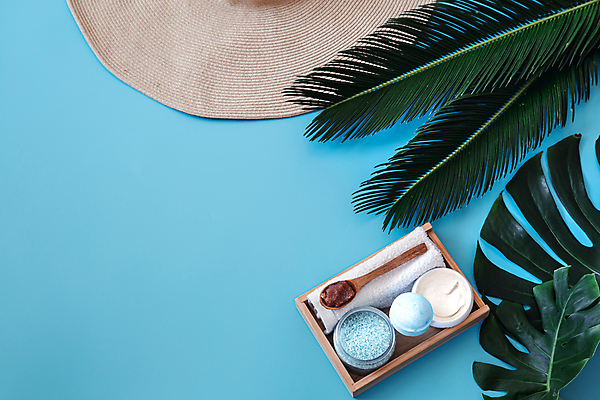 포토 JPG 해외이미지 하늘색 사람없음 하이앵글 원형 나무상자 오브젝트 밀짚모자 스파용품 야자수잎 나무숟가락 바디케어 수분크림 수제비누 열대잎 입욕제 해외포토 도형 모자_잡화 뷰포인트 잎 파란색 상자 숟가락 스파 화장품 비누 파일형식 이미지허브