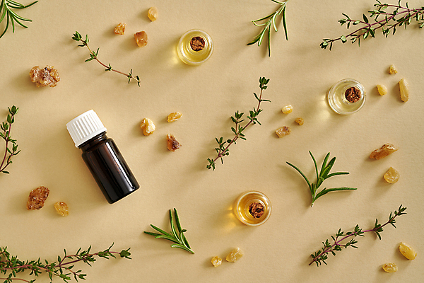 포토 JPG 해외이미지 유리병 실내 사람없음 뷰티 오일 아로마테라피 로즈메리 백리향 에센스 베이지색배경 아로마오일 입욕소금 해외포토 음식 백그라운드 병_용기 내부 화장품 미용용품 오일_화장품 허브 소금 테라피 베이지색 파일형식 이미지허브