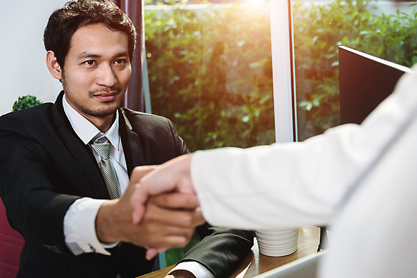 포토 JPG 해외이미지 직업 손 여자 남자 행복 컨셉 인터넷 회사 비즈니스 통신 성공 악수 함께함 실내 한명 사람 성인 노트북 컴퓨터 글로벌 사무실 디지털 자료 거래 인사 업무 비즈니스맨 비즈니스우먼 그룹 책상 직원 온라인 떨림 지원 해외포토 1 감정 가구 모션 손짓 내부 신체부위 전자제품 예절 작업 직장인 파일형식 이미지허브