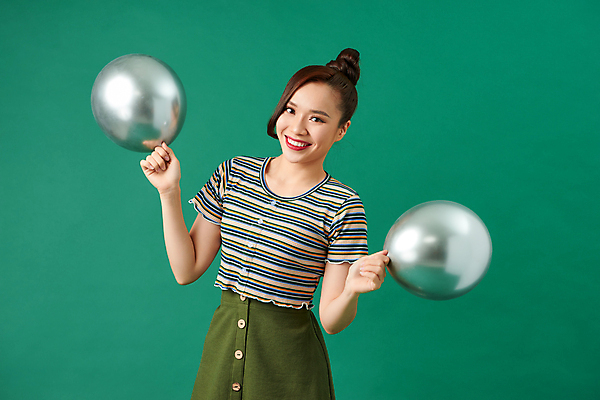 포토 JPG 해외이미지 여자 한명 들기 동양인 상반신 성인 잡기 풍선 성인여자한명만 초록배경 해외포토 1 백그라운드 모션 사람 인종 초록색 여자한명만 성인여자만 파일형식 이미지허브