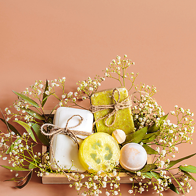 포토 JPG 해외이미지 꽃 사람없음 하이앵글 원형 오브젝트 스파용품 바디케어 살구색 수제비누 입욕제 해외포토 도형 식물 뷰포인트 컬러 스파 비누 파일형식 이미지허브