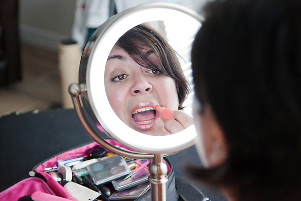 포토 JPG 해외이미지 여자 얼굴 분홍색 백그라운드 갈색머리 한명 빨간색 빛 뷰티 반사 유행 화장품 거울 립스틱 화려 치아 입술 준비 만들기 립글로스 바둑 굴곡 돌봄 신청 해외포토 1 헤어스타일 컬러 컨셉 모션 놀이 사람 신체부위 소화기관 파일형식 이미지허브