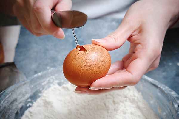 포토 JPG 해외이미지 그릇 접시 손 음식 농업 다이어트 재료 손가락 건강 요리 사람없음 농장 갈색 주방 요리사 식사 치킨 껍질 흰색 잡기 균열 칼 아침식사 먹기 준비 유기농 복고 부활절계란 날것 칼로리 건강식 깨짐 단백질 단절 바이오 영양분 옛날 정물화 핸드메이드 해외포토 직업 식기 웰빙 산업 컬러 컨셉 모션 부활절 신체부위 계란 그림 닭고기요리 영양소 파일형식 이미지허브