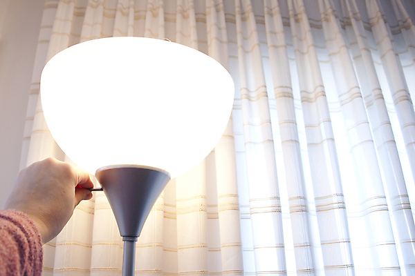 포토 JPG 해외이미지 손 시계 백그라운드 전구 전등 주택 아이디어 실내 사람없음 내부 빛 침실 방 에너지 흰색 침대 램프 시간 잠 커튼 야간 그늘 다이얼 스위치 빛망울 되감기 해외포토 자연요소 컬러 가구 컨셉 조명 건물 신체부위 파일형식 이미지허브