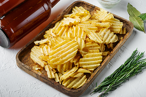 포토 JPG 해외이미지 실내 사람없음 흰배경 담기 로즈메리 감자칩 나무쟁반 해외포토 백그라운드 모션 쟁반 내부 목재 과자 흰색 칩_음식 허브 파일형식 이미지허브