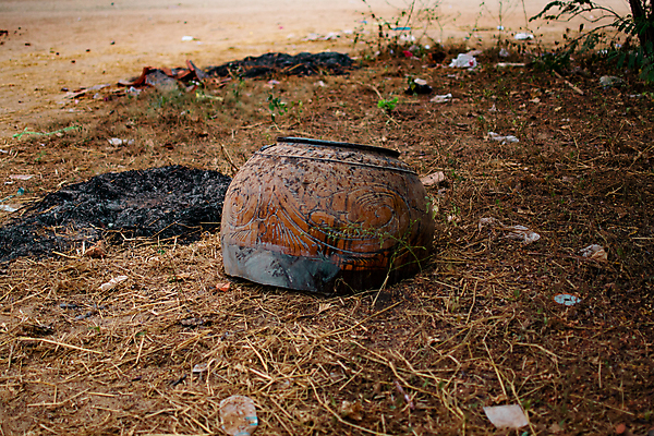 포토 JPG 해외이미지 식물 1 전통 디자인 문화 백그라운드 오렌지 자연 건조 따뜻함 사람없음 야외 장식 갈색 정원 검은색 손상 골동품 시골 뜨거움 도자기 원형 사발 냄비 쓰레기 컨테이너 플라스틱 오브젝트 싱글 그림 먼지 점토 토기 목각 깨짐 도예가 미얀마 버마 재 해외포토 도형 직업 산업 아시아 컬러 컨셉 과일 재질 용기_그릇 사기그릇 솥 생태계 파일형식 이미지허브