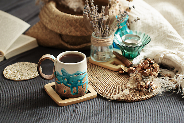 포토 JPG 해외이미지 유리병 실내 사람없음 책 머그컵 오브젝트 향초 마른잎 코스터 해외포토 잎 초 병_용기 내부 컵 컵받침 파일형식 이미지허브