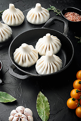 포토 JPG 해외이미지 그릇 방울토마토 검은배경 실내 마늘 사람없음 냄비 만두 소금 월계수 해외포토 식기 음식 백그라운드 토마토 채소 내부 검은색 솥 파일형식 이미지허브