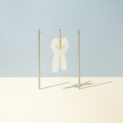 포토 JPG 해외이미지 종이 하늘색 실내 사람없음 토끼 빨랫줄 옷핀 베이지색 미니멀 해외포토 줄 컬러 포유류 내부 파란색 반려동물 파일형식 이미지허브