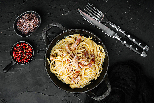 포토 JPG 해외이미지 그릇 포크 검은배경 실내 스파게티 사람없음 하이앵글 나이프 냄비 소금 베이컨 후추 까르보나라 해외포토 식기 뷰포인트 백그라운드 파스타 돼지고기 내부 검은색 칼 솥 향신료 파일형식 이미지허브