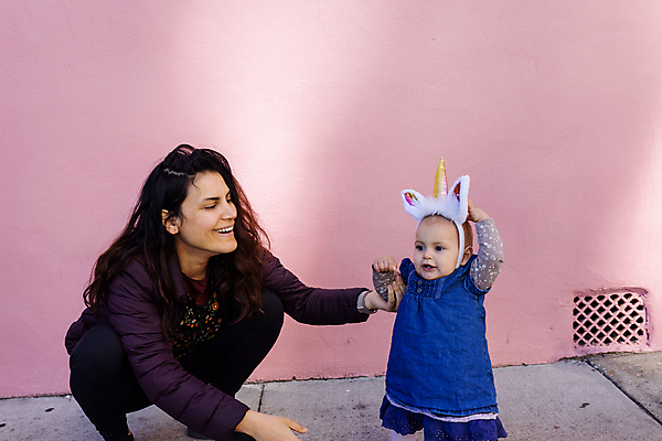 포토 JPG 해외이미지 백인 라이프스타일 여자 행복 어린이 벽 분홍색 백그라운드 가족 엄마 갈색머리 사랑 미소 사람 성인 두명 뷰티 아기 달콤 작음 걸음마 유니콘 해외포토 서양인 헤어스타일 감정 컬러 관계 모션 표정 생활 맛 크기 파일형식 이미지허브