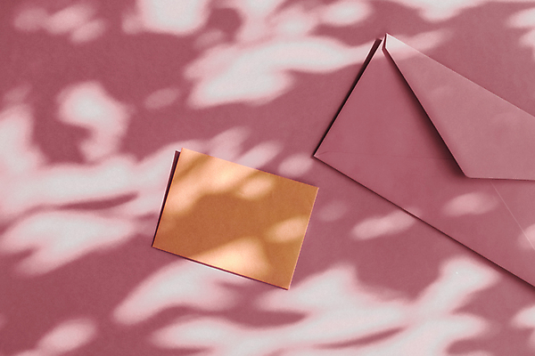 포토 JPG 해외이미지 종이 편지봉투 그림자 사람없음 햇빛 그늘 감성 연분홍색 카피스페이스 해외포토 분홍색 컨셉 봉투 태양 공백 편지 파일형식 이미지허브