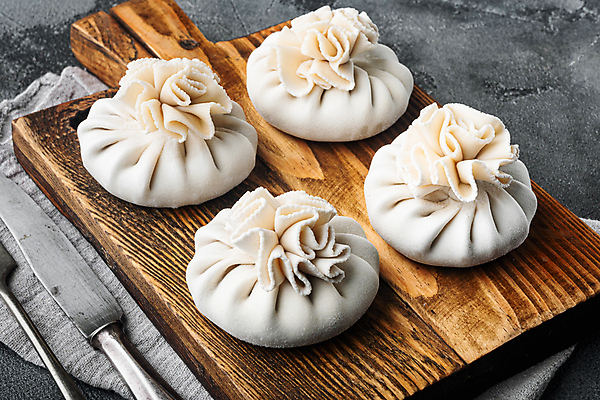 포토 JPG 해외이미지 회색배경 실내 사람없음 나이프 만두 나무도마 해외포토 식기 음식 백그라운드 도마 내부 목재 회색 칼 파일형식 이미지허브