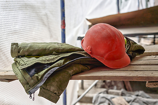 포토 JPG 해외이미지 주간 실내 사람없음 아웃포커스 점퍼 건설현장 안전모 건축자재 해외포토 자연요소 건설업 촬영기법 내부 외투 헬멧 안전장비 파일형식 이미지허브