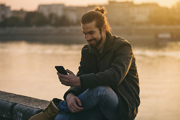 포토 JPG 해외이미지 백인 라이프스타일 남자 행복 비즈니스 통신 무선통신 휴식 수염 한명 미소 앉기 성인 야외 금융 스마트폰 강 도시풍경 햇빛 유행 일몰 기쁨 타이핑 잡기 도시 비즈니스맨 전문직 강가 명상 경영자 시티라이프 통화 성인남자만 해외포토 서양인 직업 1 감정 컨셉 모션 표정 사람 풍경 생활 경제 핸드폰 스마트기기 태양 노을 직장인 리더 남자만 성인만 파일형식 이미지허브