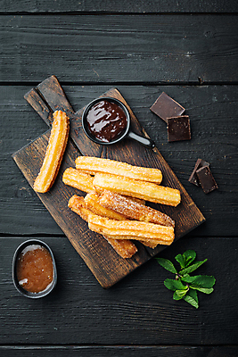 포토 JPG 해외이미지 그릇 사람없음 초콜릿 튀김 달콤 설탕 민트 허브 꿀 나무도마 츄러스 나무배경 해외포토 식물 식기 음식 백그라운드 디저트 도마 목재 맛 파일형식 이미지허브