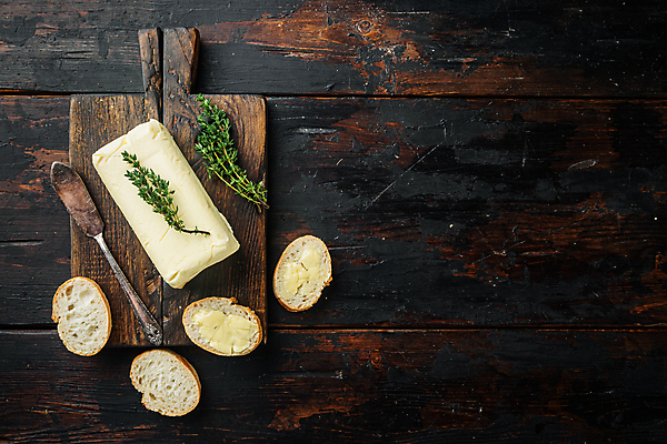 포토 JPG 해외이미지 식재료 실내 사람없음 하이앵글 나이프 바게트 허브 버터 나무도마 카피스페이스 나무배경 해외포토 식물 식기 빵 뷰포인트 백그라운드 도마 내부 목재 공백 칼 파일형식 이미지허브