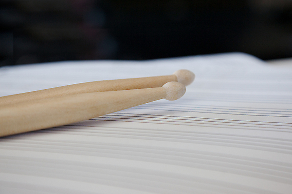 포토 JPG 해외이미지 디자인 종이 선 음악 놀이 타악기 사람없음 목재 우주 금속 쪽지 콘서트 흰색 기구 막대기 끝 연습 직원 드럼 오디오 점수 시트 드러머 리듬 뮤지컬 원고 해외포토 나무 악기 컬러 재료 재질 문화예술 전자제품 공연 파일형식 이미지허브