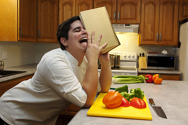 포토 JPG 해외이미지 응시 얼굴 음식 컨셉 한명 세로 머리 주방 요리사 기댐 슬픔 분노 표현 좌절 울음 거절 먹기 날것 부정적 싫은 채식주의자 해외포토 직업 1 시선 감정 모션 표정 사람 신체부위 채식 파일형식 이미지허브