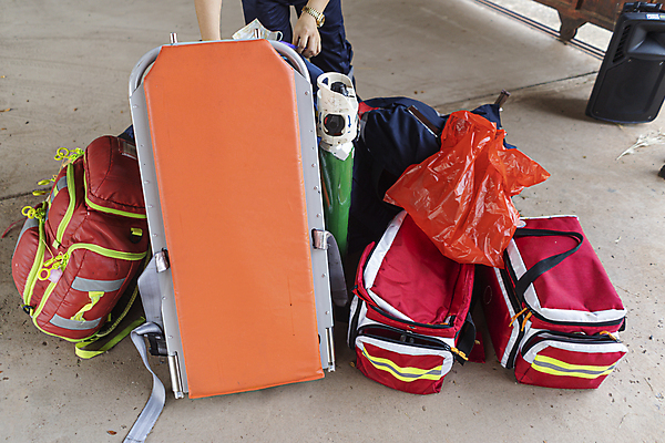 포토 JPG 해외이미지 백그라운드 서류가방 가방 건강 병원 안전 사람없음 빨간색 상자 약 여행가방 고통 장비 의사 긴급 도움 구출 사건 약국 심볼 오브젝트 사인 싱글 조립 고립 돌봄 헬프 해외포토 잡화 감정 컬러 컨셉 의학 모션 의료진 파일형식 이미지허브