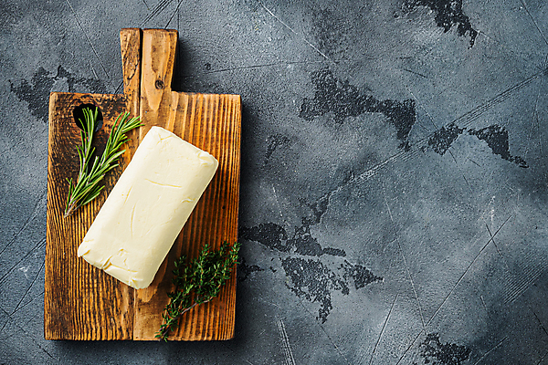 포토 JPG 해외이미지 식재료 회색배경 실내 사람없음 하이앵글 허브 버터 나무도마 카피스페이스 해외포토 식물 뷰포인트 백그라운드 도마 내부 목재 공백 회색 파일형식 이미지허브