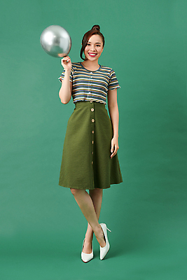 포토 JPG 해외이미지 전신 여자 한명 들기 동양인 성인 풍선 성인여자한명만 초록배경 해외포토 1 백그라운드 모션 사람 인종 초록색 여자한명만 성인여자만 파일형식 이미지허브