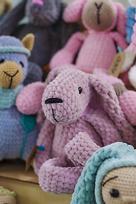 포토 JPG 해외이미지 실내 사람없음 아웃포커스 꼬리표 전시 뜨개질 털실 진열장 토끼인형 동물인형 손뜨개 인형가게 해외포토 인형 촬영기법 취미 내부 라벨 상점 토끼 실 파일형식 이미지허브