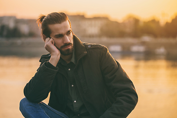 포토 JPG 해외이미지 백인 라이프스타일 남자 비즈니스 휴식 수염 스트레스 피곤 한명 앉기 성인 야외 금융 강 도시풍경 햇빛 유행 일몰 슬픔 분노 도시 비즈니스맨 좌절 고독 전문직 강가 명상 고민 경영자 시티라이프 업무과다 문제 긴장 불만 심각 우울증 해외포토 서양인 직업 1 감정 컨셉 모션 사람 풍경 생활 경제 태양 노을 업무 직장인 질병 리더 파일형식 이미지허브