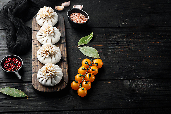 포토 JPG 해외이미지 그릇 방울토마토 실내 마늘 사람없음 만두 소금 후추 나무탁자 월계수 카피스페이스 해외포토 식기 음식 토마토 채소 탁자 내부 공백 향신료 파일형식 이미지허브