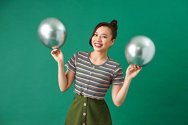 포토 JPG 해외이미지 여자 한명 들기 동양인 상반신 성인 풍선 성인여자한명만 초록배경 해외포토 1 백그라운드 모션 사람 인종 초록색 여자한명만 성인여자만 파일형식 이미지허브