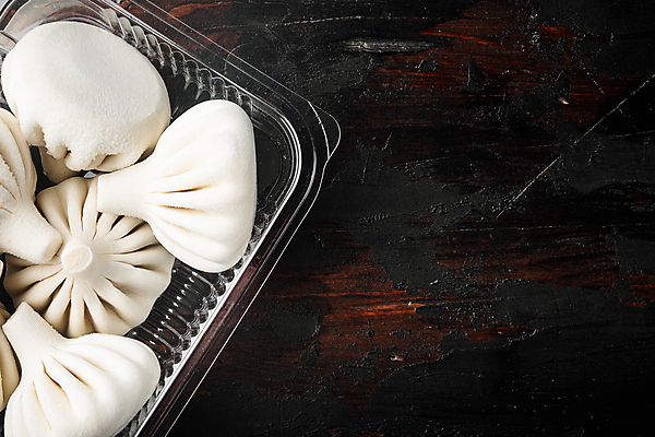 포토 JPG 해외이미지 실내 사람없음 하이앵글 어둠 만두 나무탁자 플라스틱통 카피스페이스 해외포토 음식 뷰포인트 탁자 통 내부 공백 플라스틱 파일형식 이미지허브