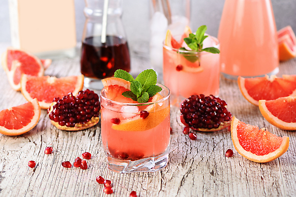 포토 JPG 해외이미지 잔 실내 사람없음 칵테일 민트 자몽 석류 과일조각 석류알 자몽주스 나무배경 해외포토 식기 조각 백그라운드 과일 주류 내부 과일주스 허브 파일형식 이미지허브