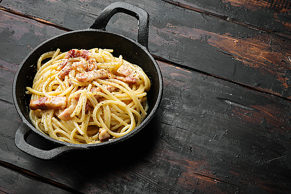 포토 JPG 해외이미지 실내 사람없음 냄비 베이컨 크림소스파스타 카피스페이스 나무배경 해외포토 백그라운드 파스타 돼지고기 내부 공백 솥 파일형식 이미지허브