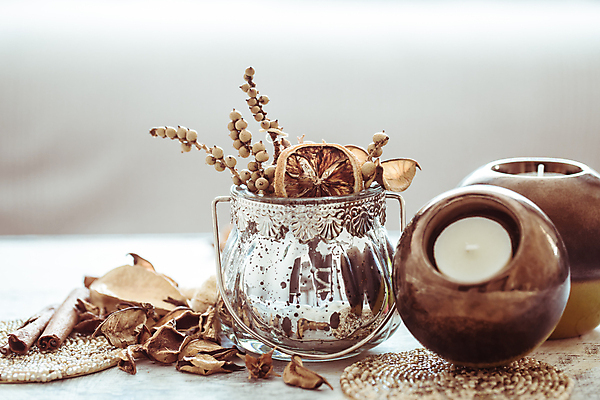 포토 JPG 해외이미지 겨울 초 유리병 실내 사람없음 아웃포커스 인테리어 오브젝트 감성 건과일 시나몬스틱 해외포토 디자인 계절 컨셉 과일 병_용기 건조 촬영기법 내부 시나몬 파일형식 이미지허브