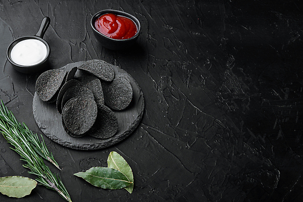 포토 JPG 해외이미지 검은배경 실내 사람없음 검은색 케첩 로즈메리 감자칩 돌판 월계수 카피스페이스 해외포토 컬러 백그라운드 내부 과자 공백 돌_바위 소스_음식 칩_음식 허브 파일형식 이미지허브