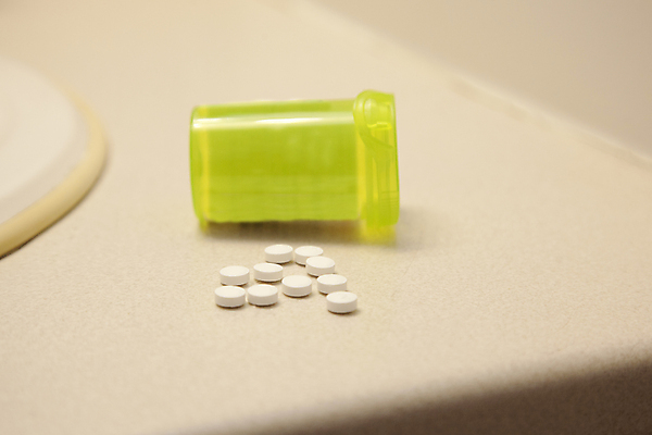 포토 JPG 해외이미지 음식 유리병 주택 건강 사람없음 치료 초록색 알약 약 노란색 욕실 흰색 질병 컨테이너 플라스틱 계산대 오브젝트 싱크대 조리대 처방 쏟아짐 조심 조제 보충 돌봄 우울증 진짜 많음 해외포토 산업 컬러 컨셉 의학 모션 재질 병_용기 건물 개수대 만들기 파일형식 이미지허브