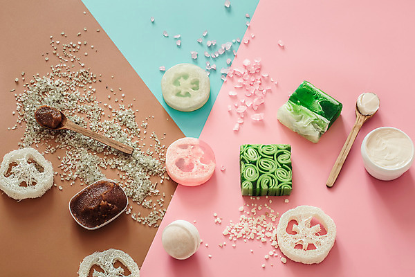 포토 JPG 해외이미지 사람없음 하이앵글 원형 오브젝트 스파용품 나무숟가락 바디케어 수제비누 입욕제 입욕소금 해외포토 도형 뷰포인트 숟가락 스파 미용용품 소금 비누 파일형식 이미지허브