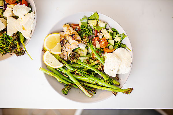 포토 JPG 해외이미지 접시 음식 다이어트 토마토 채소 재료 탁자 치즈 건강 육류 사람없음 초록색 저녁식사 치킨 샐러드 흰색 신선 맛 레몬 크림 아스파라거스 서빙 레시피 건강식 점심식사 주키니 해외포토 식기 컬러 가구 컨셉 과일 식재료 유제품 식사 닭고기요리 파일형식 이미지허브