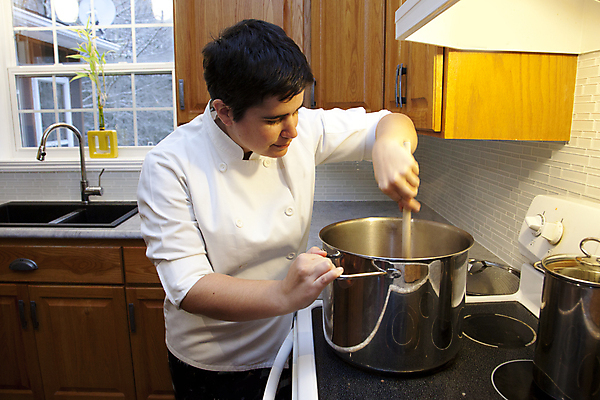 포토 JPG 해외이미지 직업 응시 여자 행복 음식 주택 요리 한명 서기 사람 성인 금속 주방 숟가락 요리사 저녁식사 업무 오븐 수프 냄비 난로 준비 만들기 해외포토 1 시선 감정 모션 재질 수저 건물 식사 가전제품 작업 솥 난방기 파일형식 이미지허브