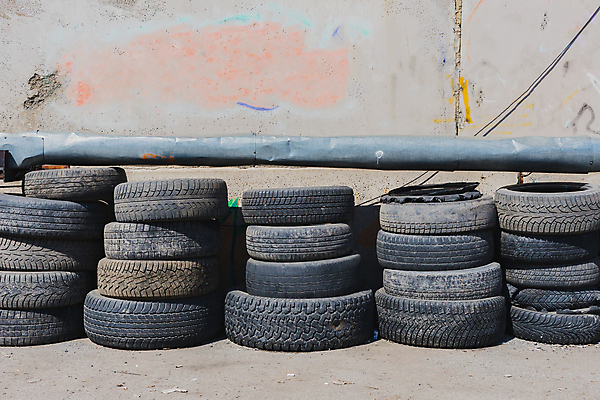 포토 JPG 해외이미지 산업 도로 모래 벽 여행 백그라운드 컨셉 자동차 사람없음 야외 여름 갈색 세일 쌓기 환경 검은색 재활용 손상 바퀴 작업실 수리 쓰레기 버리기 묘사 창고 오브젝트 서비스 타이어 먼지 수납 밟기 고무 흙더미 교체 길가 옛날 줄서기 중고 차고 카피스페이스 효과 해외포토 계절 길 육상교통 컬러 교통시설 모션 흙 공백 친환경 파일형식 더미 이미지허브
