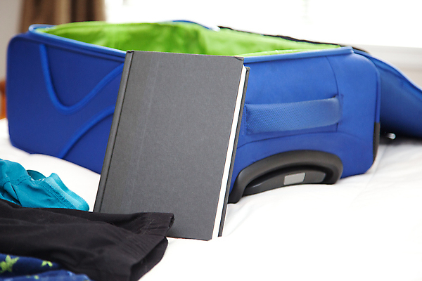 포토 JPG 해외이미지 산업 여행 백그라운드 컨셉 가방 비즈니스 휴가 주택 실내 사람없음 옆모습 책 독서 여행가방 검은색 공백 침실 이불 방 짐 덮개 흰색 침대 시간 오픈 모서리 예측 준비 흥분 짐싸기 수하물 카피스페이스 해외포토 잡화 감정 뷰포인트 컬러 가구 침구 내부 건물 뚜껑 파일형식 이미지허브