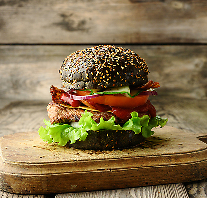 포토 JPG 해외이미지 토마토 실내 사람없음 햄버거 양상추 케첩 베이컨 패티 나무도마 나무탁자 해외포토 채소 탁자 도마 패스트푸드 돼지고기 내부 목재 소스_음식 파일형식 이미지허브