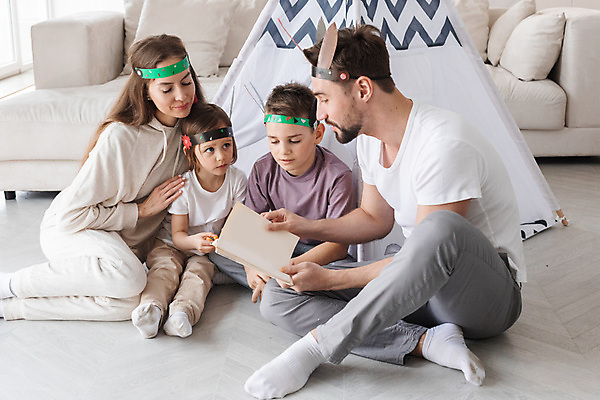 포토 JPG 해외이미지 전통 라이프스타일 여자 교육 딸 문화 어린이 2 가족 놀이 엄마 바닥 주택 함께함 텐트 사랑 사람 앉기 소년 여러명 내부 책 스터디 부모 독서 기쁨 방 아빠 인도인 읽기 깃털 관심 돌봄 해외포토 외국인 남자 감정 다수 컨셉 관계 모션 캠핑도구 동양인 건물 생활 학습 파일형식 이미지허브