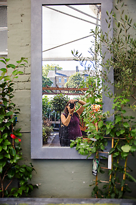 포토 JPG 해외이미지 주간 나무 식물 영어 외관 유럽 벽 여행 잎 창문 자연 유리 영국 잉글랜드 주택 갈색머리 한명 사람 야외 건물 초록색 여행객 카메라 거울 도시 그림 해외포토 자연요소 문자 1 헤어스타일 건축물 나라 컬러 재질 전자제품 생태계 파일형식 이미지허브