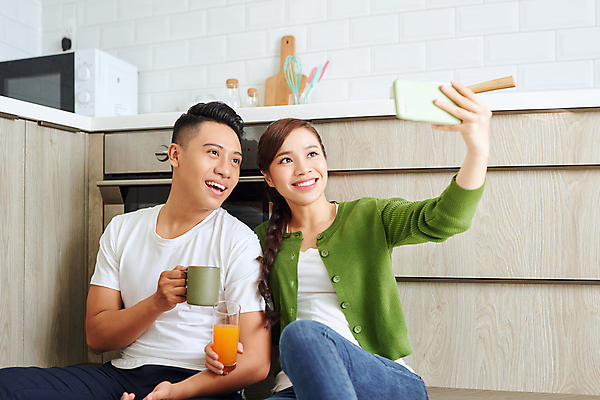 포토 JPG 해외이미지 커플 여자 남자 여유 휴식 실내 들기 동양인 상반신 성인 두명 앞모습 컵 스마트폰 주방 셀프카메라 성인만 집콕 해외포토 식기 감정 뷰포인트 컨셉 관계 모션 사람 인종 내부 핸드폰 스마트기기 사진촬영 신조어 파일형식 앳홈라이프 이미지허브