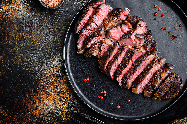 포토 JPG 해외이미지 음식 조각 마늘 육류 스테이크 요리 비프스테이크 사람없음 빨간색 공백 소고기 튀김 시골 양념 중앙 그릴 바비큐 자르기 굽기 허리 준비 슬라이스 등심 정육점 카피스페이스 강화비석군 해외포토 컬러 채소 식재료 모션 주방용품 서양음식 신체부위 상점 비석 구이 강화도 파일형식 이미지허브