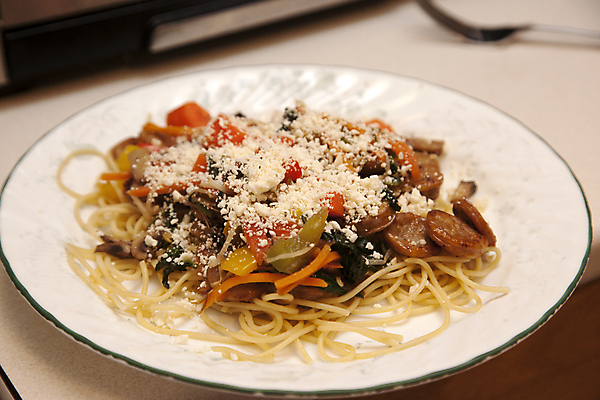 포토 JPG 해외이미지 접시 토마토 치즈 파스타 육류 요리 사람없음 식사 저녁식사 뜨거움 고명 소시지 난로 뿌리기 국수 준비 만들기 시금치 단백질 해외포토 식기 음식 채소 식재료 모션 유제품 서양음식 면류 가공식품 난방기 영양소 파일형식 이미지허브