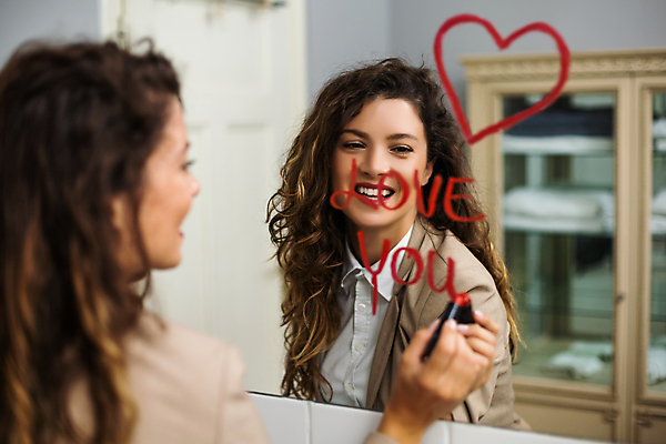 포토 JPG 해외이미지 백인 우먼라이프 응시 여자 행복 비즈니스 갈색머리 실내 한명 미소 상반신 성인 뷰티 반사 기쁨 거울 립스틱 욕실 하트 잡기 비즈니스우먼 성인여자한명만 해외포토 모양 서양인 1 라이프스타일 헤어스타일 시선 감정 모션 표정 사람 내부 화장품 직장인 여자한명만 성인여자만 파일형식 이미지허브