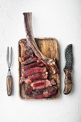 포토 JPG 해외이미지 음식 조각 마늘 육류 스테이크 요리 비프스테이크 사람없음 빨간색 공백 소고기 튀김 흰색 양념 중앙 그릴 바비큐 자르기 굽기 허리 준비 흰배경 슬라이스 등심 정육점 카피스페이스 강화비석군 해외포토 컬러 백그라운드 채소 식재료 모션 주방용품 서양음식 신체부위 상점 비석 구이 강화도 파일형식 이미지허브
