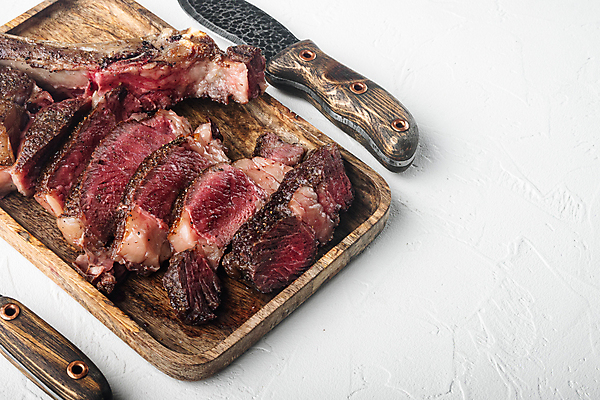 포토 JPG 해외이미지 음식 조각 마늘 육류 스테이크 요리 비프스테이크 사람없음 빨간색 공백 소고기 튀김 흰색 양념 중앙 그릴 바비큐 자르기 굽기 허리 준비 흰배경 슬라이스 등심 정육점 카피스페이스 강화비석군 해외포토 컬러 백그라운드 채소 식재료 모션 주방용품 서양음식 신체부위 상점 비석 구이 강화도 파일형식 이미지허브